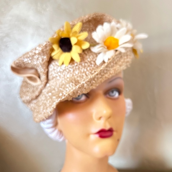 UNIQUE 1930s' BEIGE STRAW & GROSGRAIN ASYMMETRICAL HAT + FABRIC "DAISIES" - Picture 2 of 12